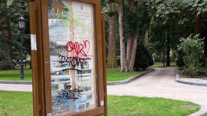 El único tablón informativo del Parque, lleno de pintadas.