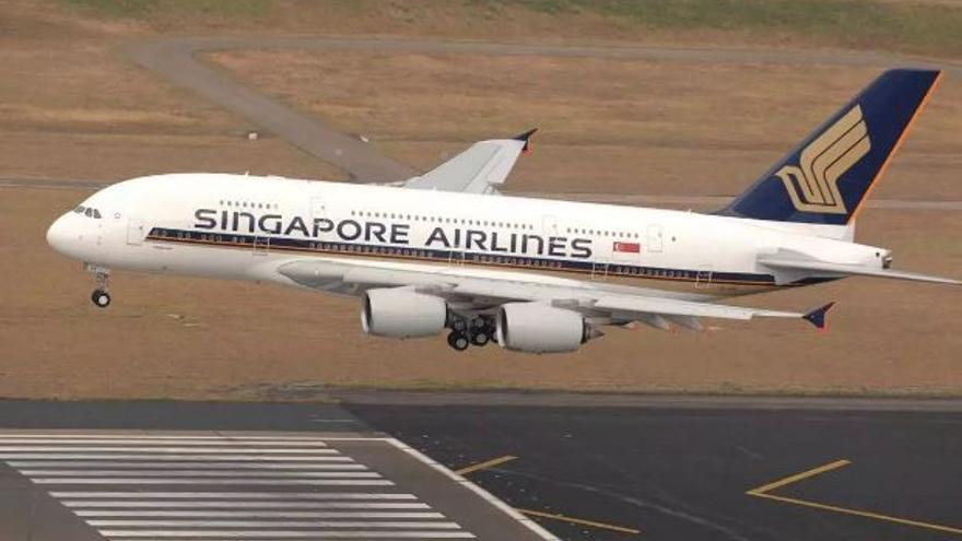 Un passatger mort i 30 ferits en un vol de Londres a Singapur afectat per fortes turbulències