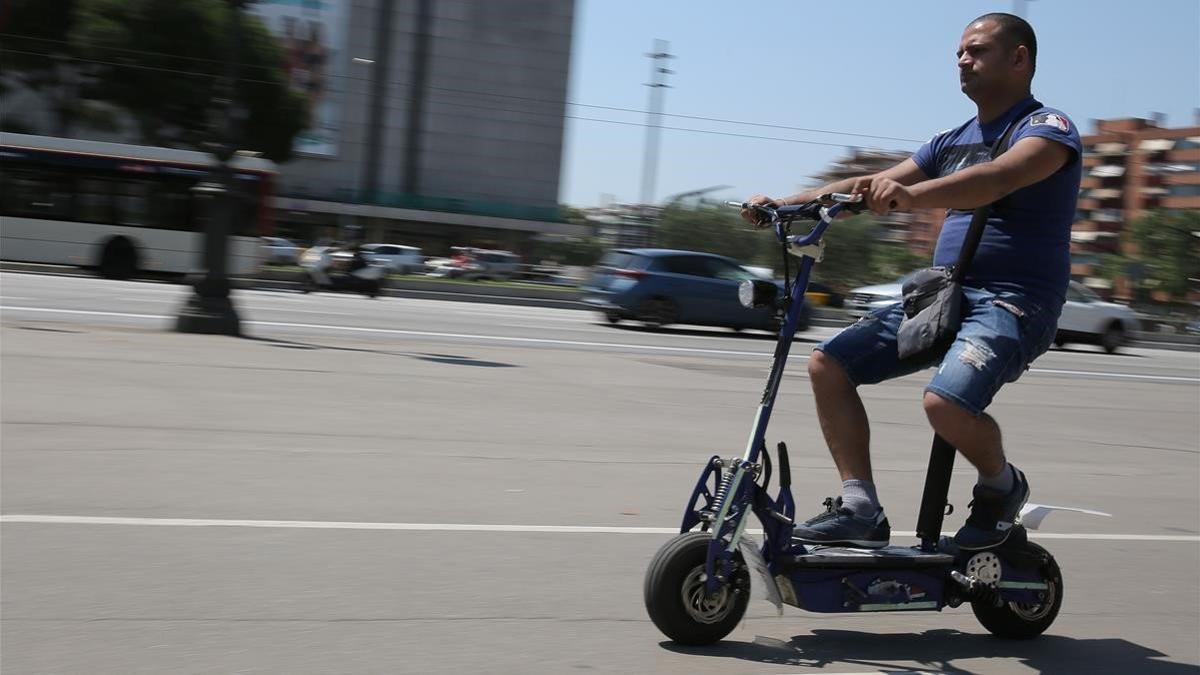 Primer Plano De Niño En Hoverboard. Niño Conduciendo Hoverboard De