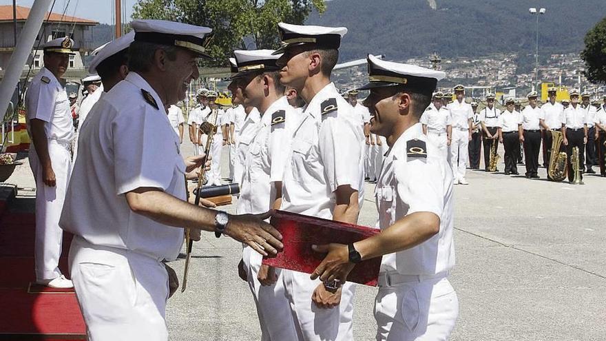 Entrega de premios a los alumnos de la Escuela Naval Militar que concluyen el curso. // Santos Álvarez