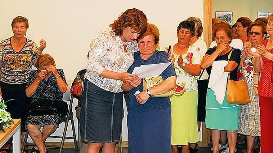 Clara Millán hace entrega del diploma a la familia de Carmiña Portela, recientemente fallecida.