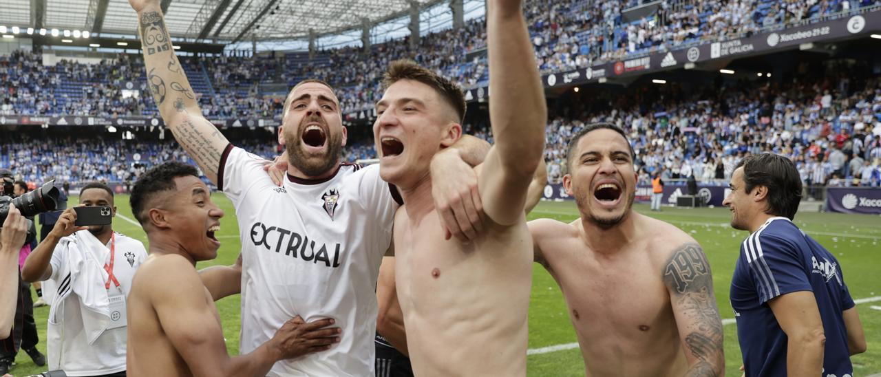 Rafa Gálvez celebra con sus compañeros el ascenso del Albacete en Riazor.