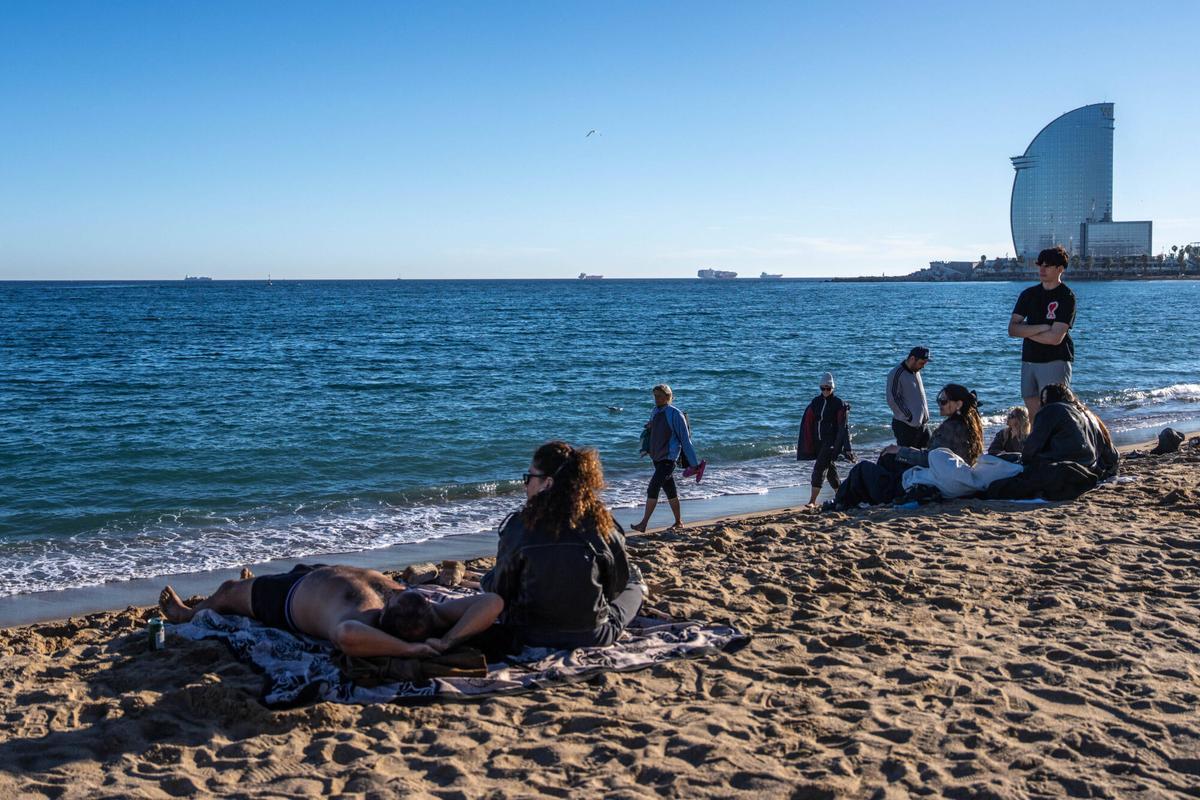 En manga corta a 8 de diciembre en Barcelona. La buena temperatura, llena las playas de la ciudad.