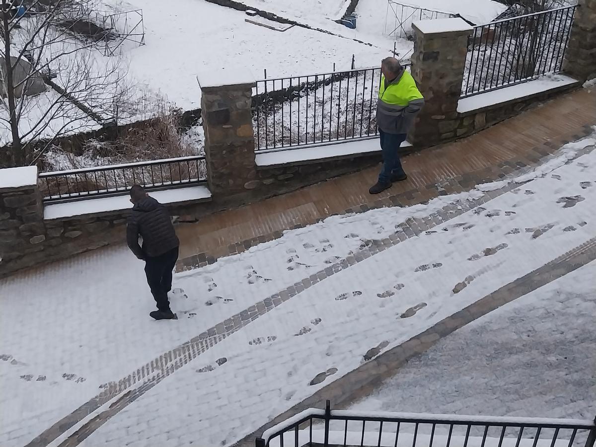 Neteja de carrers a la Pobla de Lillet
