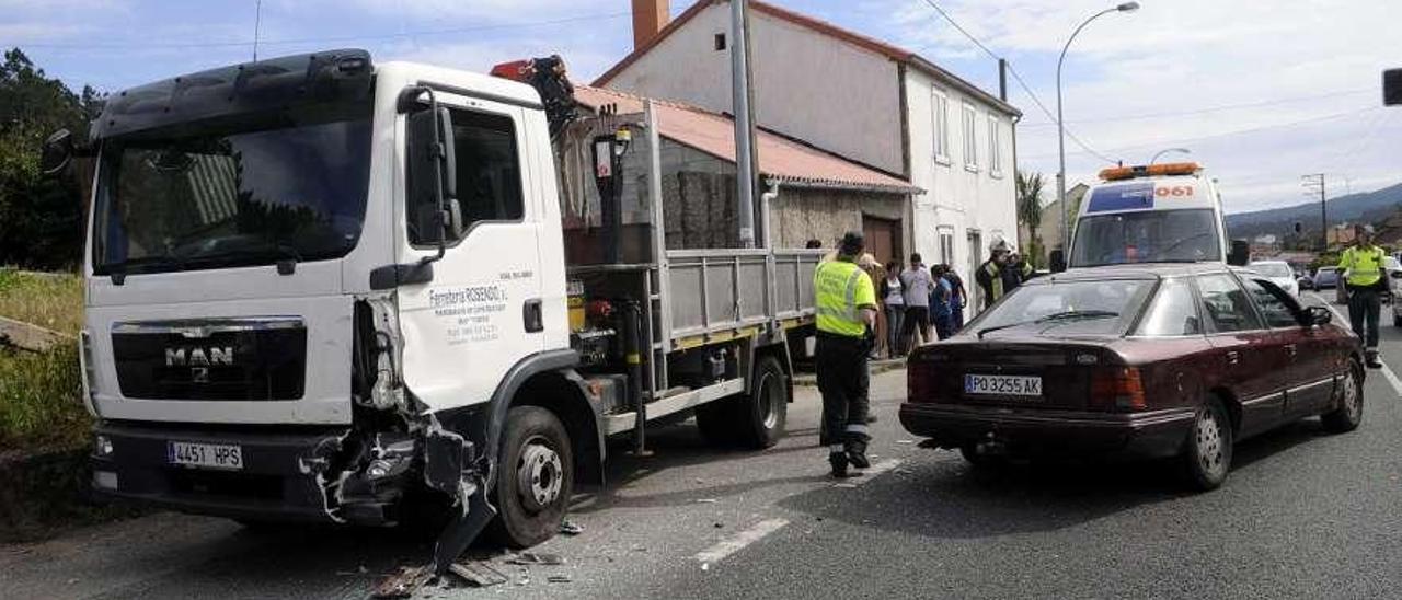 Estado en el que quedaron camión y coche tras el accidente de Carracedo.