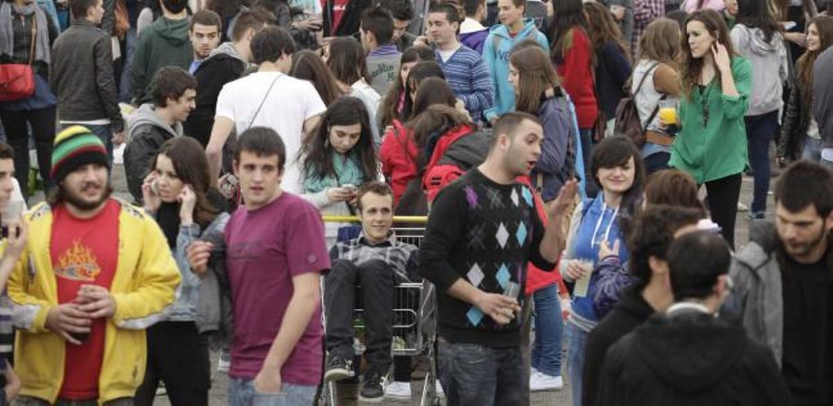 Asistentes al «macrobotellón» de la espicha de Ingenieros.