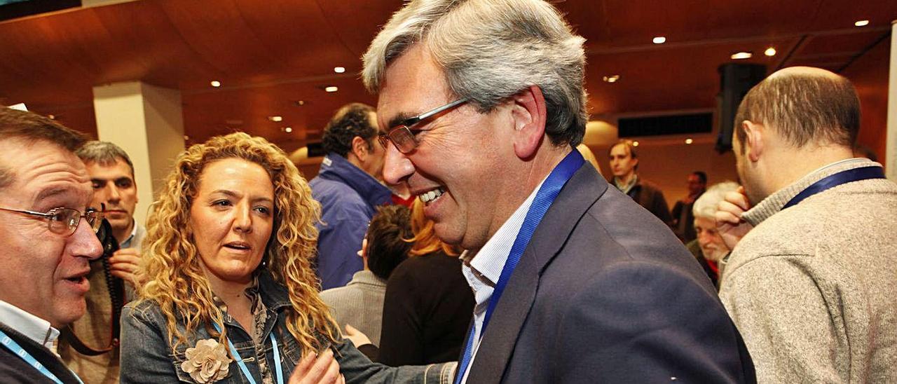 Teresa Mallada y Mariano Marín, a la derecha, durante un acto del PP en 2015 en Gijón.