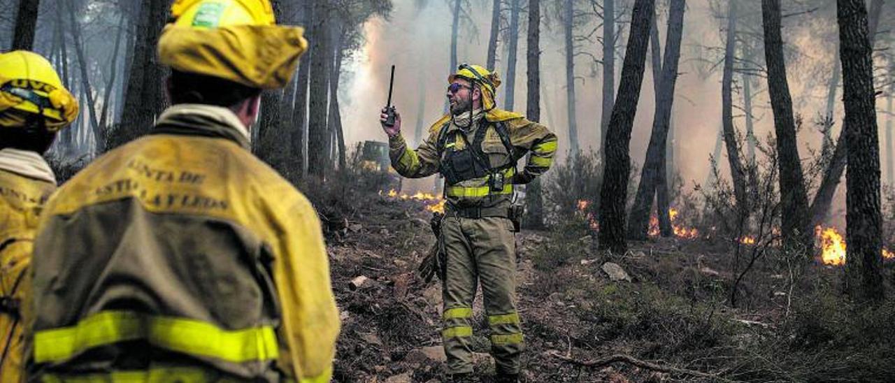 Un trajador del operativo contra incendios se comunica con sus compañeros.