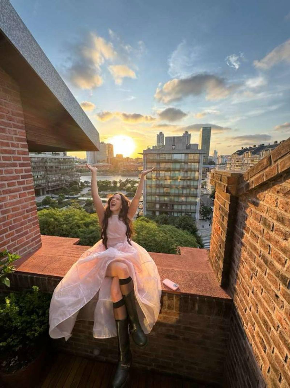 Rosalía siempre tiene terrazas y casas como fondo en sus fotos