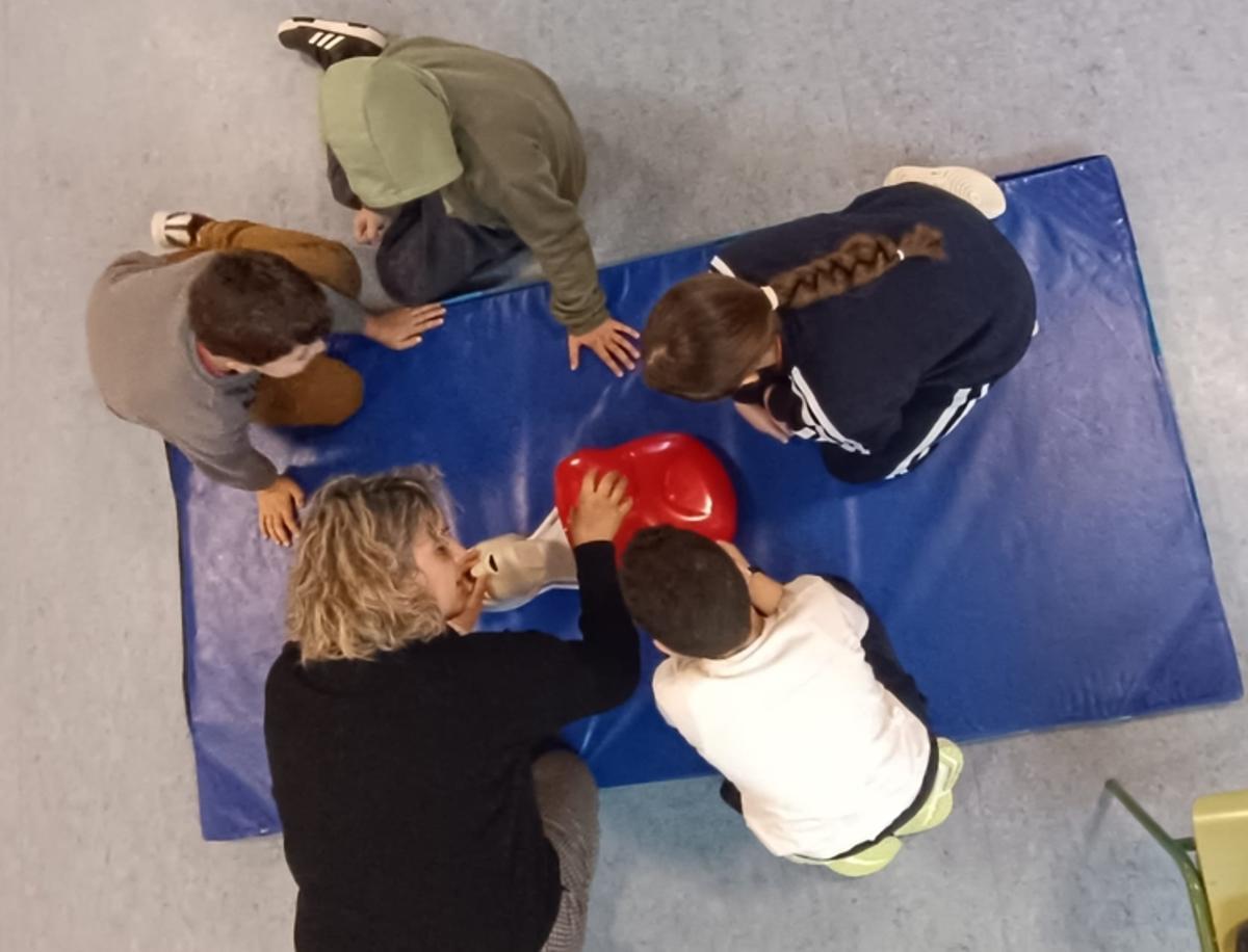 Una de las sesiones prácticas de primeros auxilios en el colegio de Castrillón-Coiro, con un muñeco homologado para la simulación.