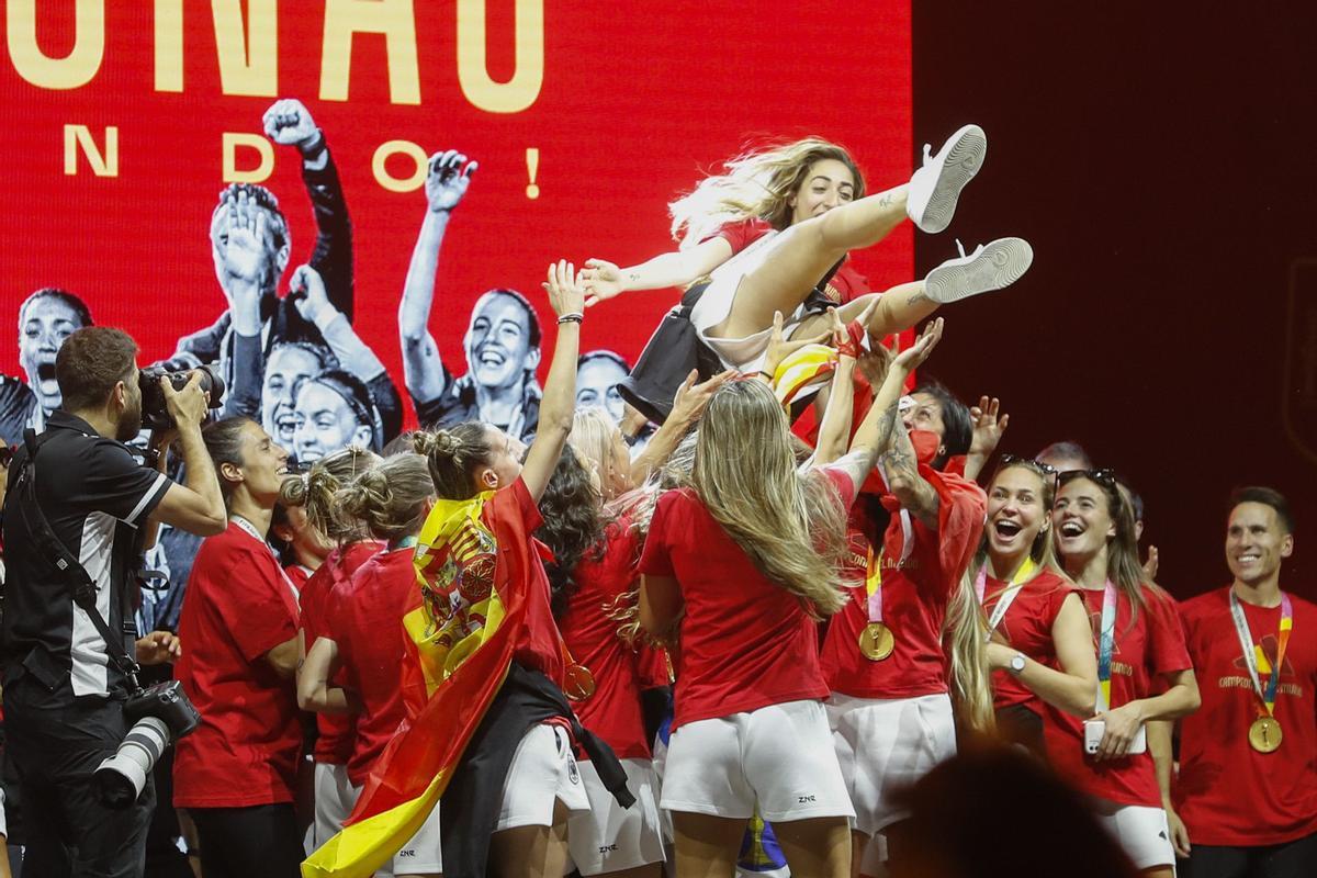 La gran fiesta del triunfo de la selección española de fútbol femenino en Madrid, en fotos