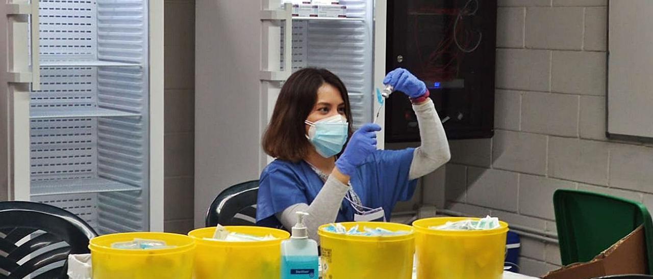 Una sanitaria preparando las dosis para comenzar una jornada de vacunación.