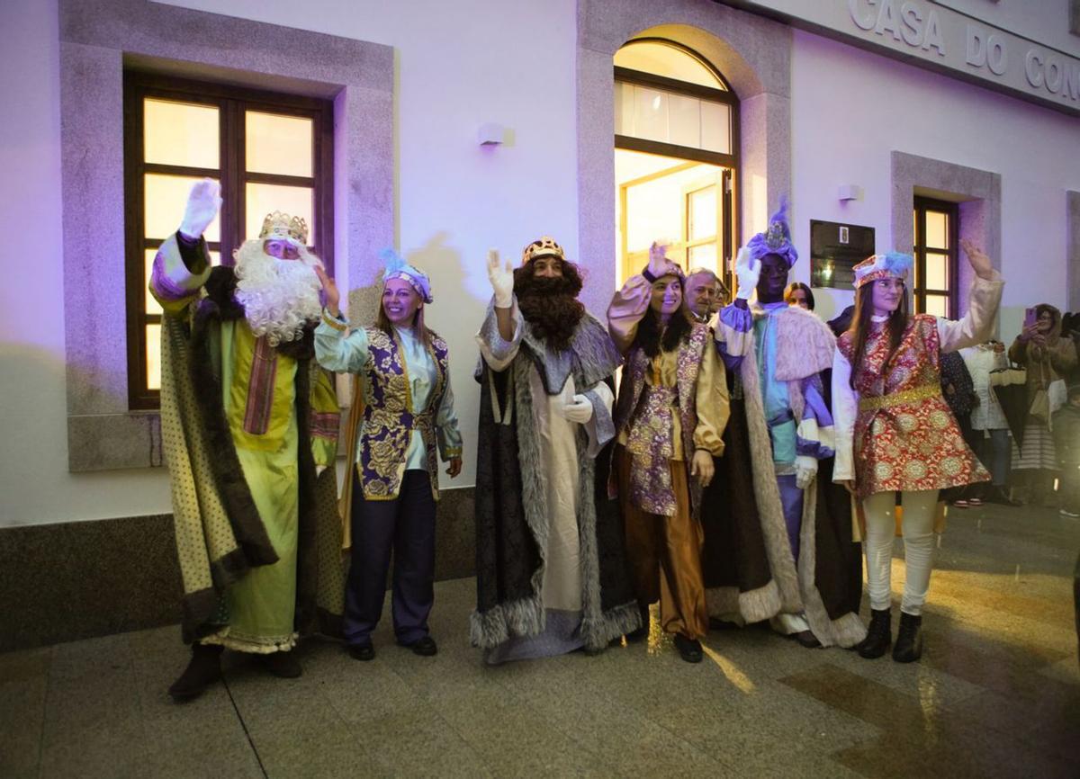Los Reyes Magos
 compartieron carroza en su
 desfile en Rodeiro.   | // BERNABÉ/JAVIER LALÍN