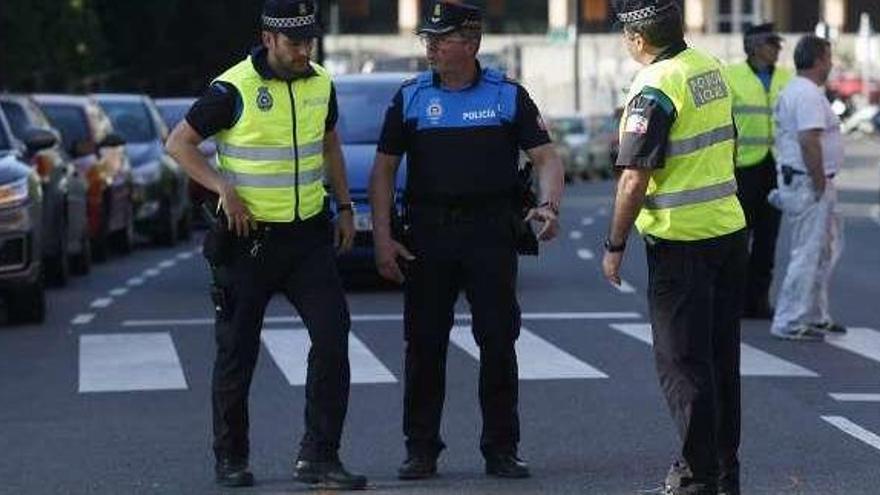 Agentes de la Policía Local de Avilés, examinando ayer el lugar del accidente a la misma hora en la que se produjo el atropello el lunes para comprobar las condiciones de visibilidad.