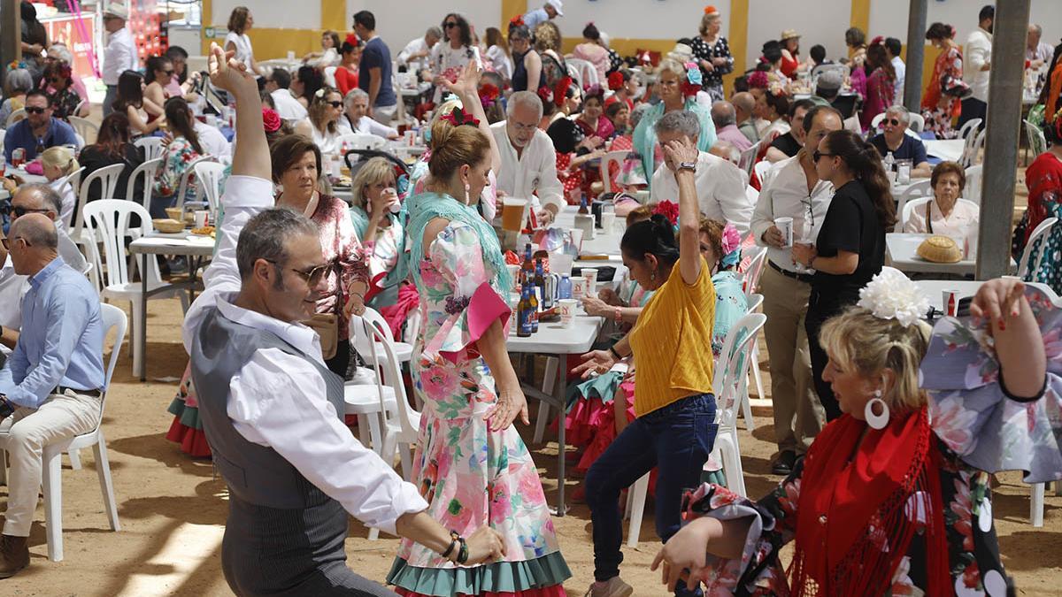 Buen ambiente en una caseta en la Feria de Córdoba.