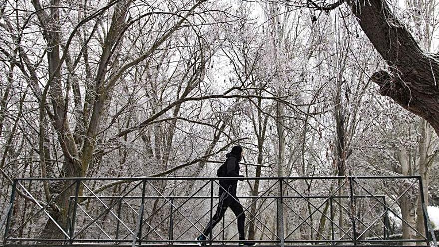 Un hombre desafía al frío saliendo a correr. | J. L. F.