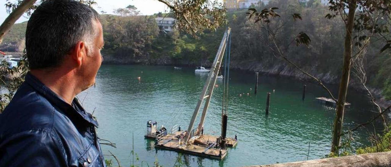 Pedro Quintana observa la zona de As Salseiras, donde se están instalando los pantalanes.