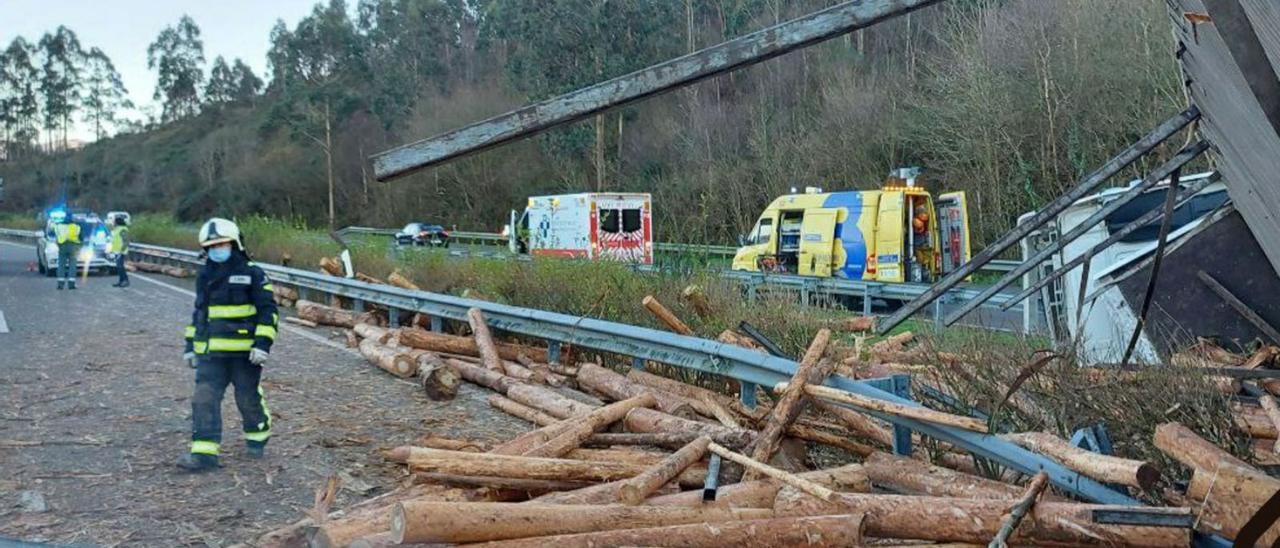 En la foto de arriba, bomberos, guardias civiles y sanitarios, poco después del accidente. Abajo, a la izquierda, detalle del estado de la cabina tras el siniestro, y a la derecha, dos bomberos retiran el quitamiedos. | SEPA / O. Pena