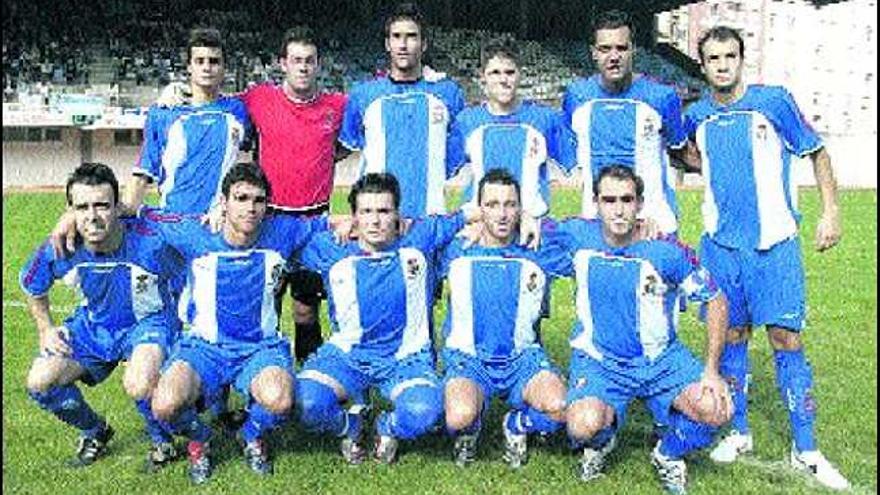 Formación del equipo avilesino que se midió con el Oviedo en el Suárez Puerta el pasado septiembre.