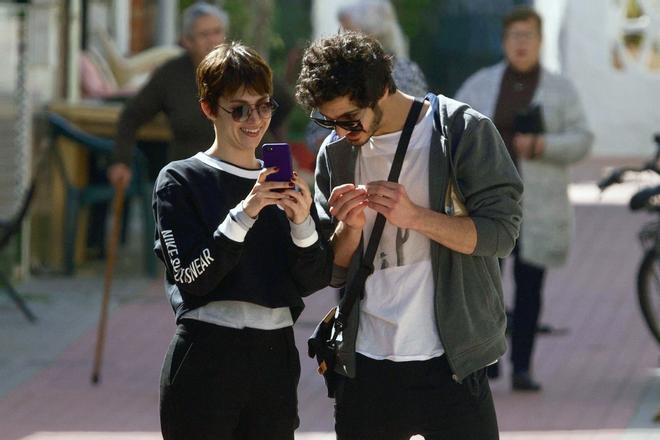 Úrsula Corberó y Chino Darín, de turistas con móvil en Málaga