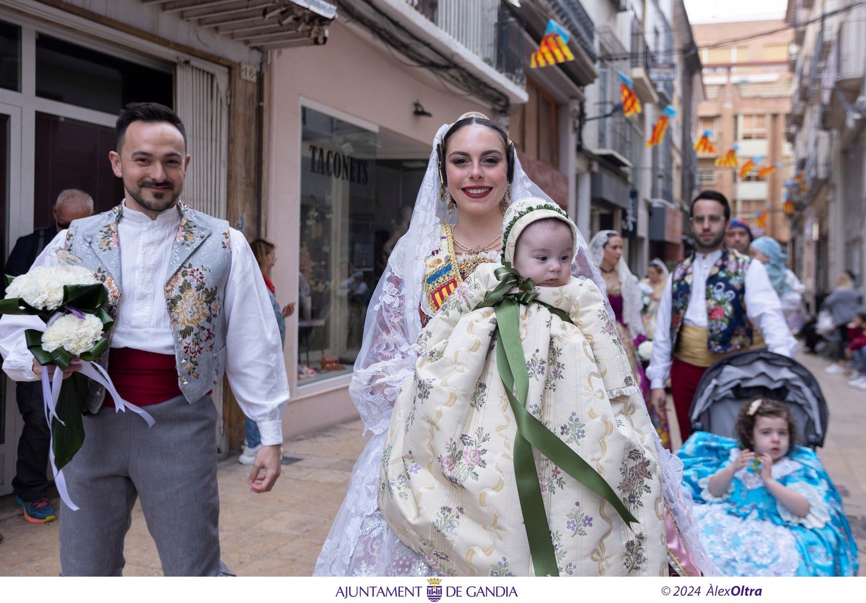 Bellas imágenes de la Ofrenda de las Fallas de Gandia