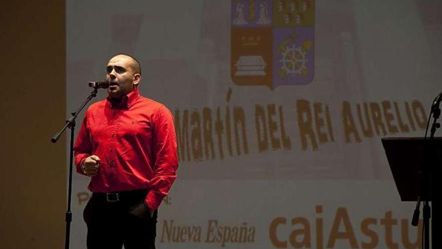 Actuación de Marcelino Bustamante García, el pasado viernes, en el teatro de El Entrego.