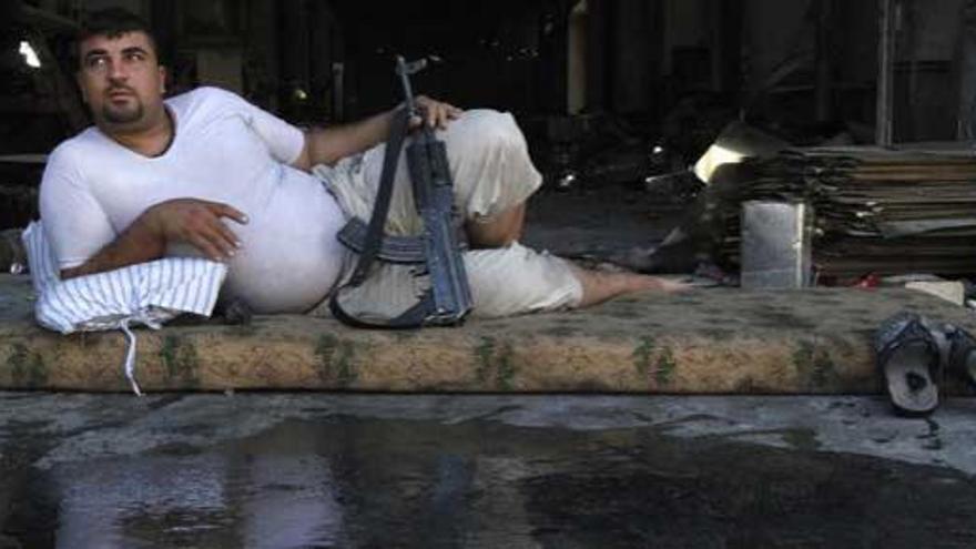 Un rebelde sirio descansa en Aleppo.