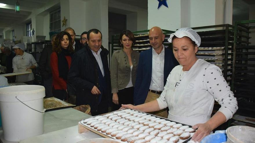 Trabajo de envasado de mantecados en la fábrica de La Antequerana.