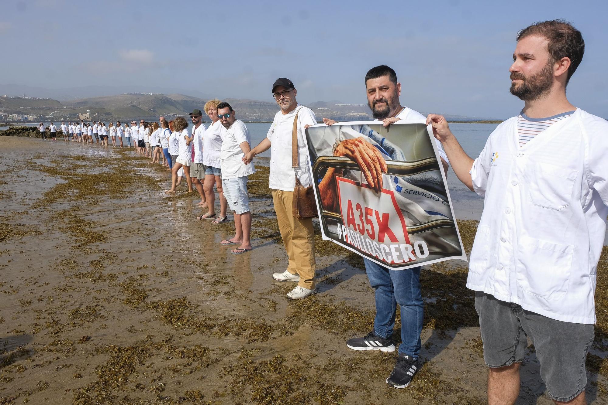 Trabajadores del Hospital Insular se manifiestan en Las Canteras