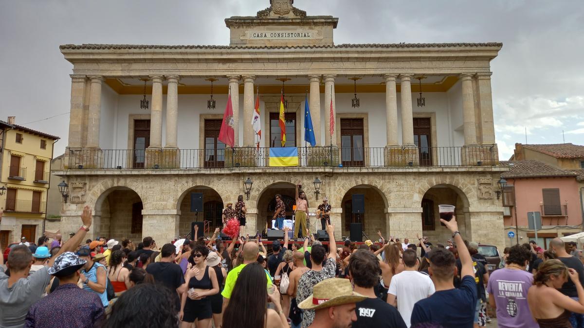 El grupo Los Desgraciaus comparten con el público su buen humor y divertidas canciones