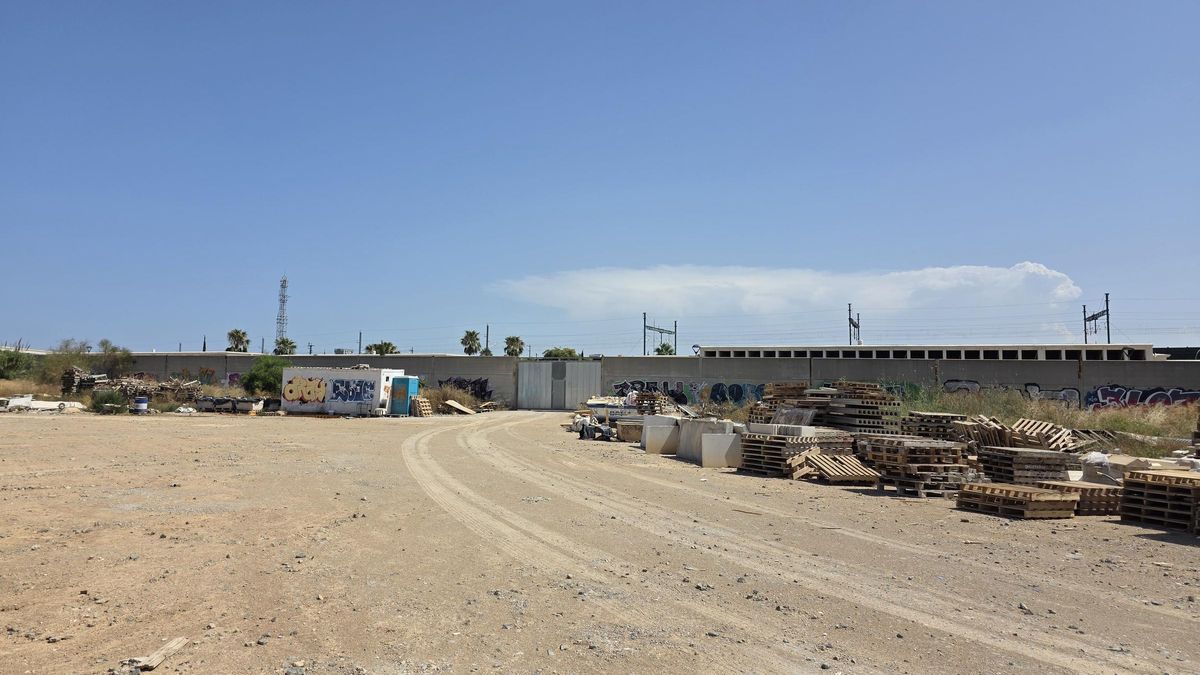 Zona a urbanizar para la prolongación del cementerio, cuyos límites actuales son el muro del fondo