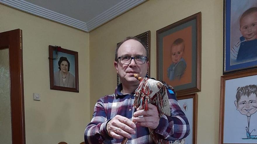 Fonso Les Regueres, en su casa de Posada, con parte de su colección de gaitas. | L. PALACIOS
