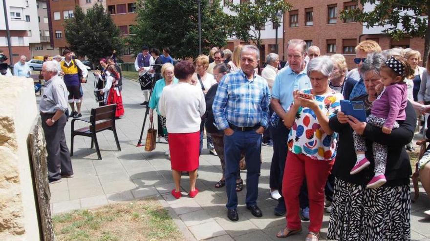 Un grupo de vecinos de Noreña, ante el monumento al exalcalde, ayer.