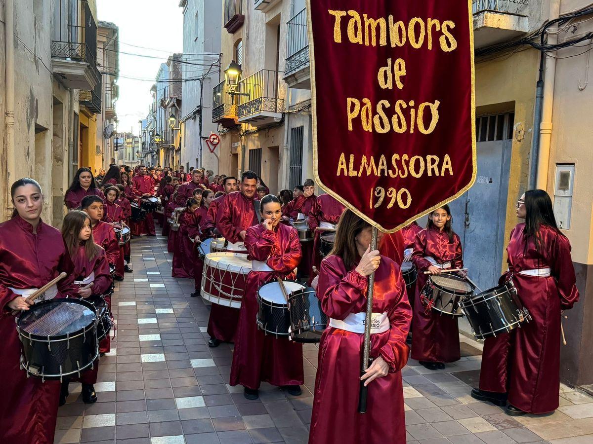 Por la tarde tuvo lugar el desfile de las agrupaciones participantes.