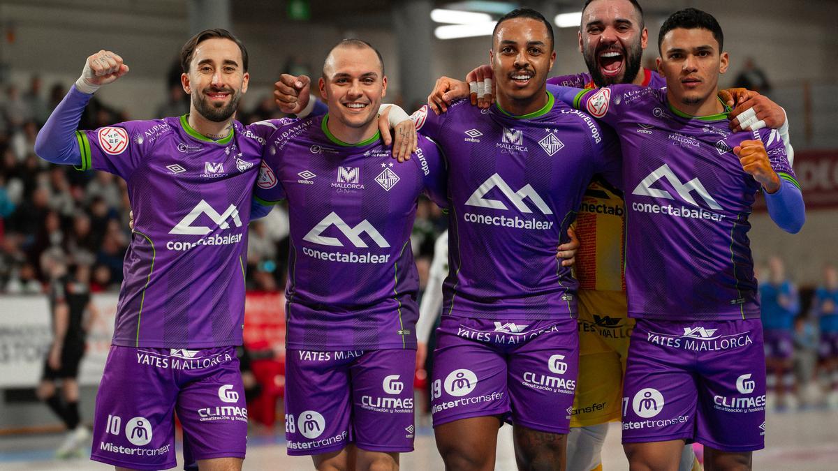 Los jugadores del Palma Futsal celebran el triunfo en Córdoba.