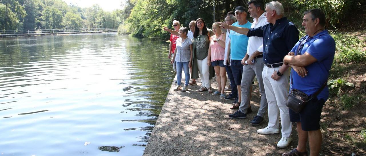 El eurodiputado Nicolás González (tercero por la derecha) visita A Freixa con los vecinos |   // ANXO GUTIÉRREZ