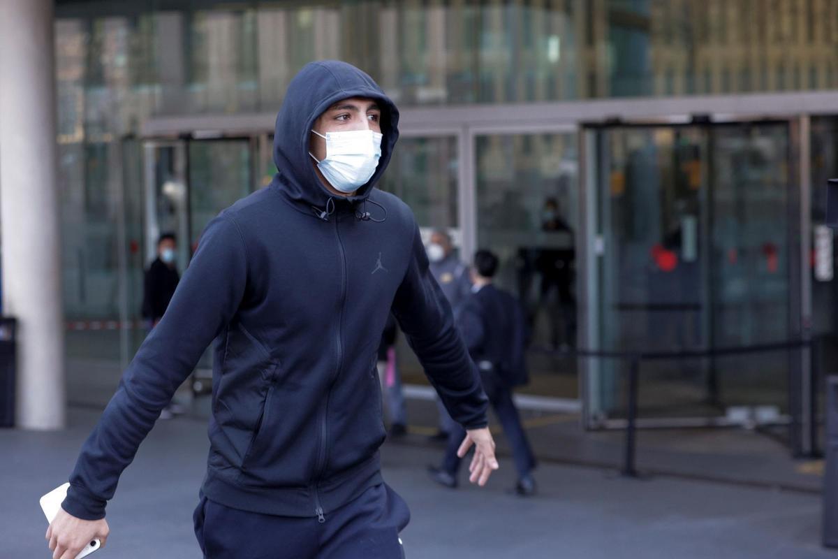 El popular rapero de L'Hospitalet de Llobregat (Barcelona), Morad sale de los juzgados tras sentarse en el banquillo acusado de intentar entrar a robar una vivienda en Barcelona.