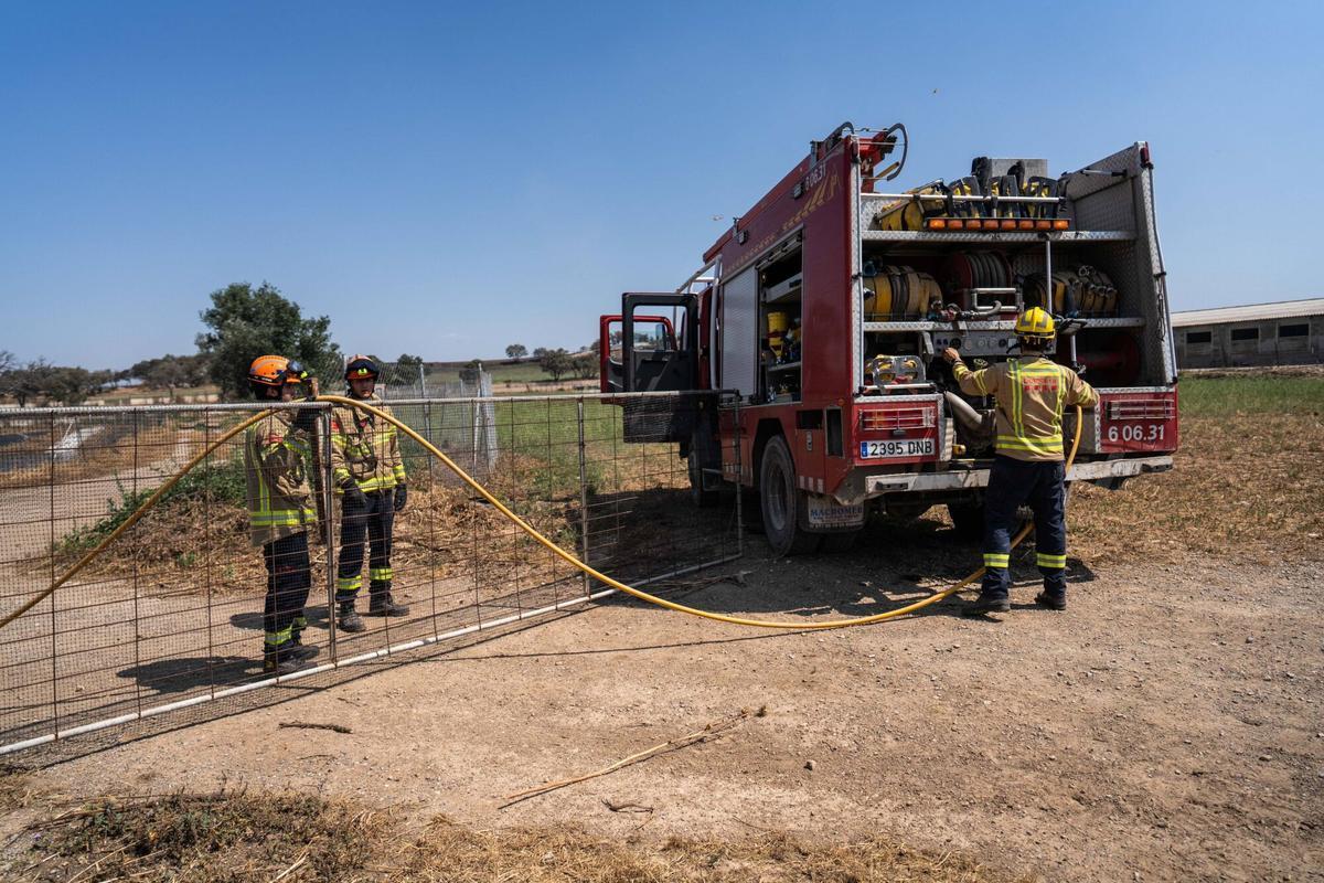 La granja de Jordi, una de las dos víctimas mortales del devastador incendio en Lleida, es el escenario de intensos trabajos de los bomberos este 2 de julio de 2025.
