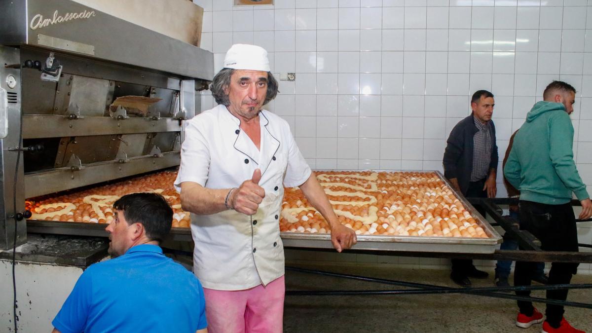 El responsable de la panadería, durante la elaboración del dulce