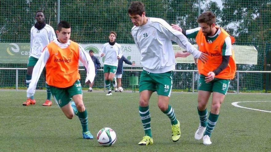 Santi, Maxi y Pedro, durante uno de los entreamientos en el campo de Fragoselo. // José A. Díaz