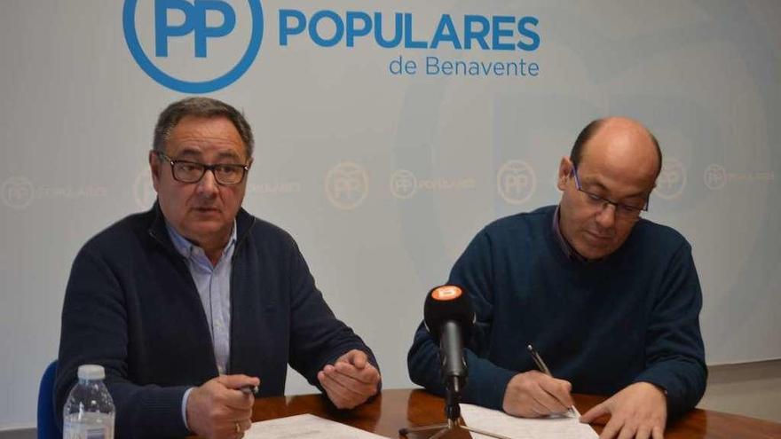 Manuel Vega (izquierda) y José Manuel Salvador (derecha) en la sede del PP.