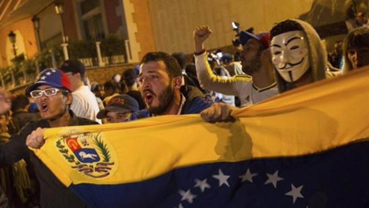 Un grupo de venezolanos celebran eufóricos la victoria de la oposición, en Caracas.