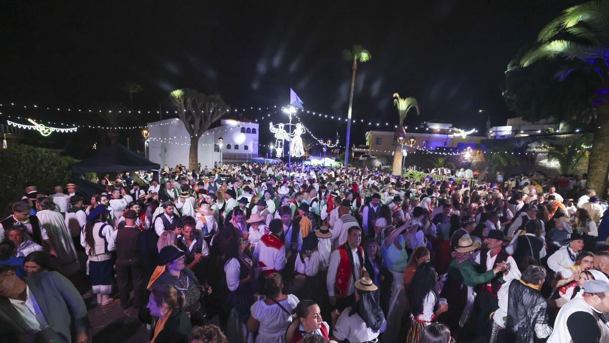 Vista genera del multitudinari Baile de Magos de La Esperanza