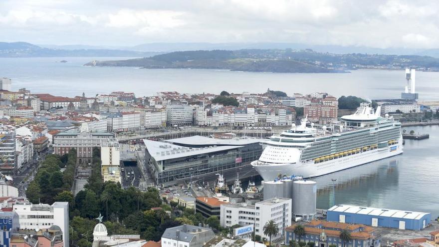 El crucero &#039;Independence of the seas&#039; atracado en el puerto de A Coruña.