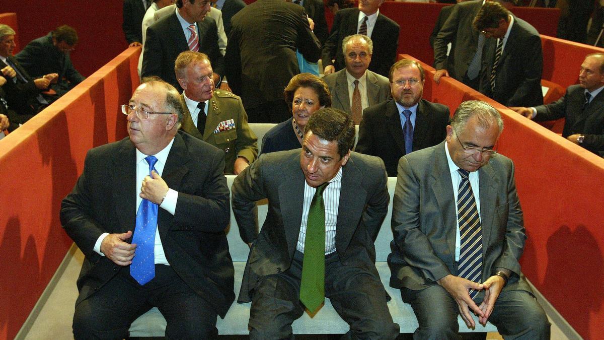 Juan Cotino y Eduardo Zaplana en un acto en la Diputación de València de 2003 junto a Rita Barberá, Rafael Blasco o Carlos Fabra, entre otros.
