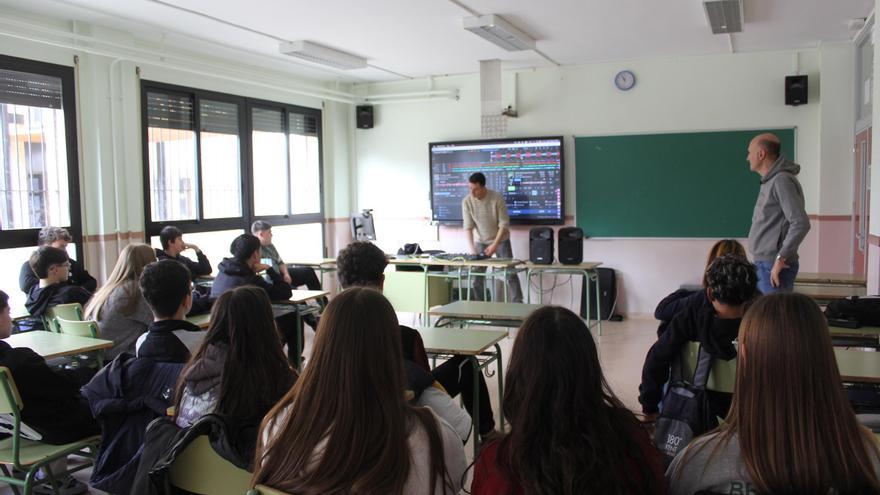 El &#039;arte&#039; del Dj se cuela en el instituto de Grañén: &quot;El alumnado puede verlo como una salida profesional&quot;