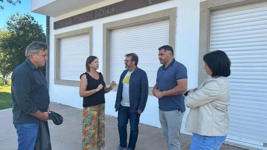 Visita de representantes del BNG a las instalaciones del consultorio, que sigue cerrado. |