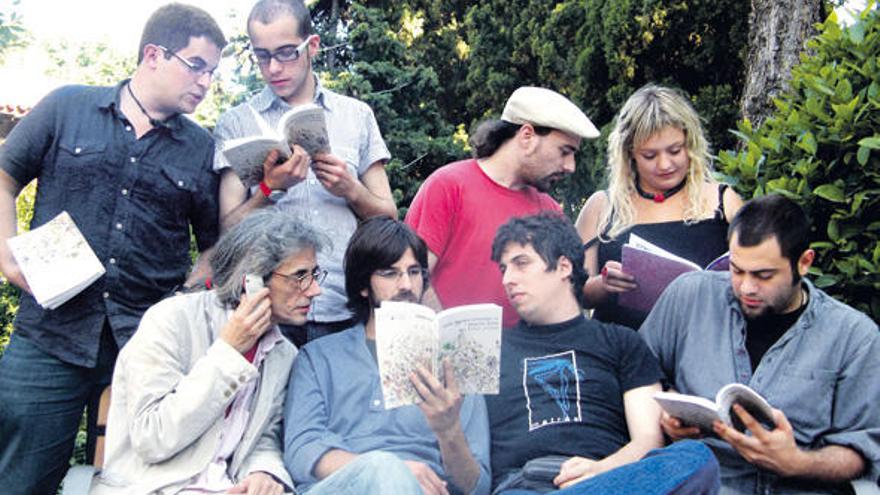 Imagen tomada el día de la presentación de ´Pedra Foguera´ en Mallorca. Arriba empezando por la izquierda: Jaume C. Pons Alorda, Joan Duran, Pau Vadell y Glòria Julià. Abajo: Enric Casasses, Joan Fullana, Joan Tomàs Martínez y Pau Castanyer.