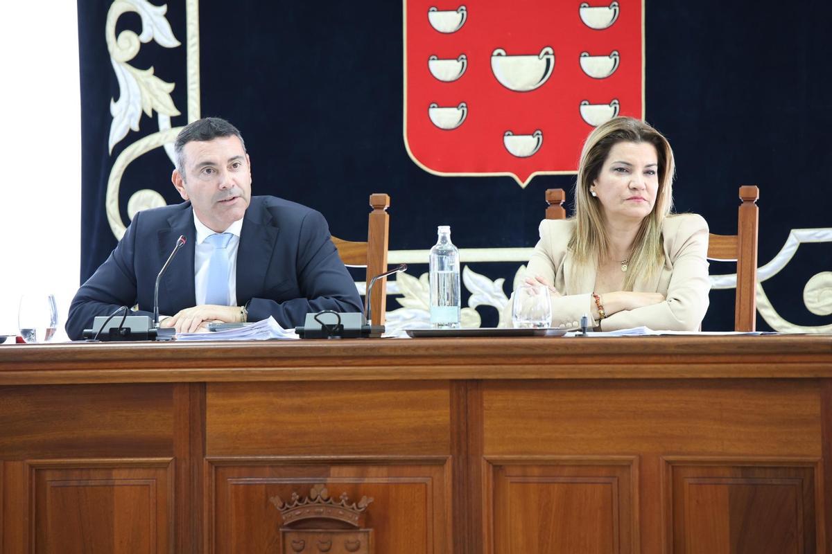 Oswaldo Betancort y María Jesús Tovar, en el salón de plenos del Cabildo de Lanzarote