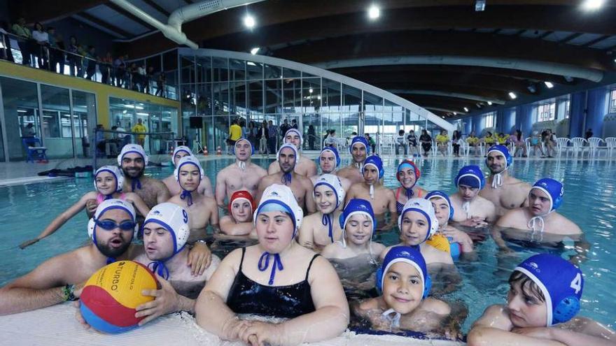 Los participantes en el partido de waterpolo, ayer, antes de iniciar el encuentro.